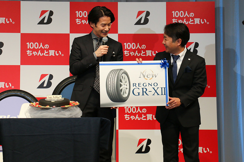 さらに長島氏から竹野内さんに、発表されたばかりのGR-XIIがプレゼントされることも発表された