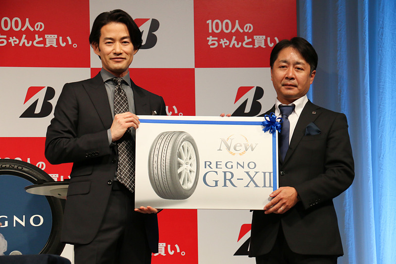 さらに長島氏から竹野内さんに、発表されたばかりのGR-XIIがプレゼントされることも発表された