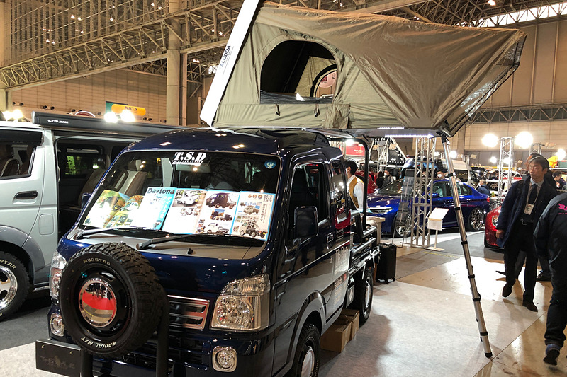 ポップアップテントを搭載した軽自動車のカスタムの中で、一番惹かれたのがこちらの「T-STYLE AutoSales」さんのブースに展示されていた「SUPER D's Pick」。何も知らずにスタッフに声をかけようとすると、アレ?どこかで見たような……? なんと、自動車雑誌『Daytona』がプロデュースした車両でした(笑)。スズキ「スーパーキャリイ」をベースにカスタムし、テントは今春に新発売するという「ALUDOA ルーフテント」。国産車にジャストサイズなSサイズ、大型SUVにもぴったりのLサイズがあり、Sサイズでも大人2人+子供1人で利用できるとのこと。これがあったらお出かけがもっと楽しくなりそうですよね~