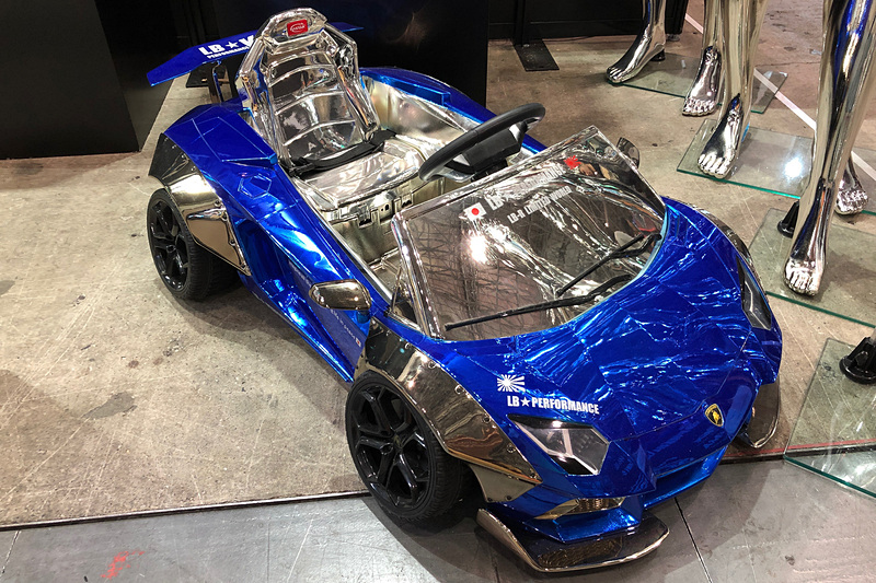 こちらが「ダイテック」さんのブースに展示されていた、最新の銀鏡塗装を施したランボルギーニのペダルカー。カスタムに欠かせないメッキ塗装だからこそ、他社との差別化が必要なんですね