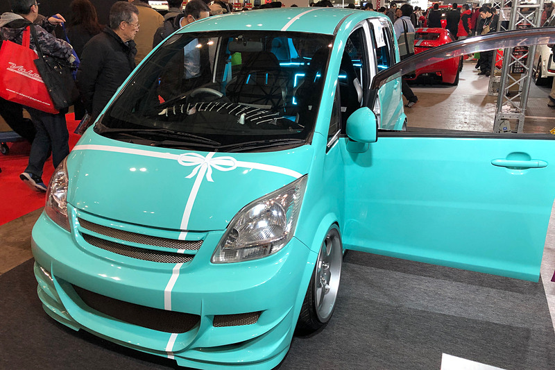 女ゴコロをギュギュッと掴まれた、こちらのカスタムカー「エレガントムーヴ」。しかし、ただ何の意味もなくティファニーを模していたわけではなかったのです。実はLED加飾で、綺麗な光のラインで見せるLED NEONと、宝石のように光るJewelry LEDを使い分けており、コントローラーによって調光や光の演出が可能とのこと。50Ahの車両バッテリーで約10時間点灯できるそうです。ジュエリーつながりだったのですね