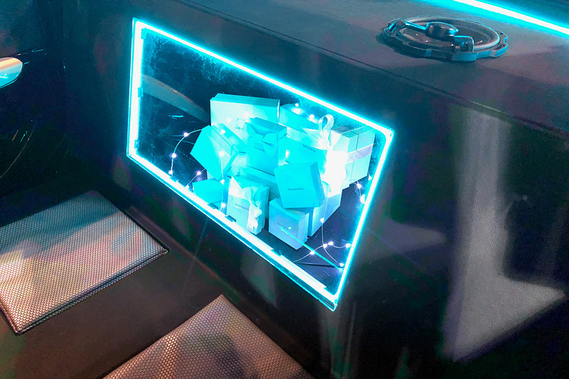 女ゴコロをギュギュッと掴まれた、こちらのカスタムカー「エレガントムーヴ」。しかし、ただ何の意味もなくティファニーを模していたわけではなかったのです。実はLED加飾で、綺麗な光のラインで見せるLED NEONと、宝石のように光るJewelry LEDを使い分けており、コントローラーによって調光や光の演出が可能とのこと。50Ahの車両バッテリーで約10時間点灯できるそうです。ジュエリーつながりだったのですね