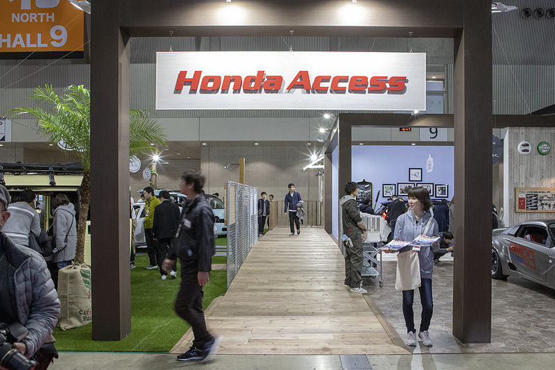 ブースの正面には門があり、そこから家に向かう通路がある。玄関の前はフロアより高くなったウッドデッキで、ここに立つと高い位置から展示車を眺めることができる