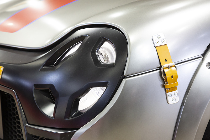 フロントフードのキャッチとして革ベルトを装着