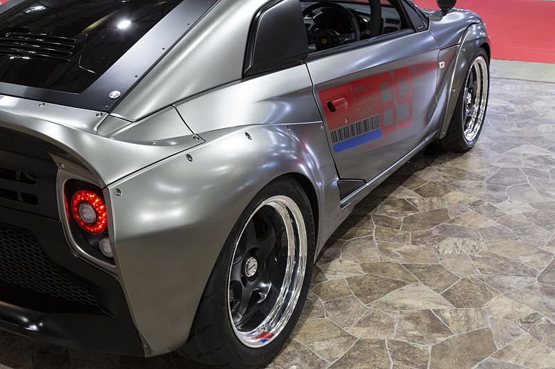 リアはブリスターフェンダー。ここもドアからつながるラインを入れることで一体感を出している。こうした細かい造形が全体のイメージを統一してよりカッコよく見せている。リアタイヤは255/40 ZR17