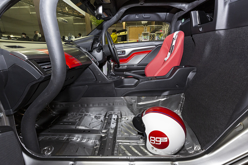 助手席側のフロアはボディカラーと同じ色で塗装。ダッシュボードとドアパネルに外装と同じイメージのデザインを施す