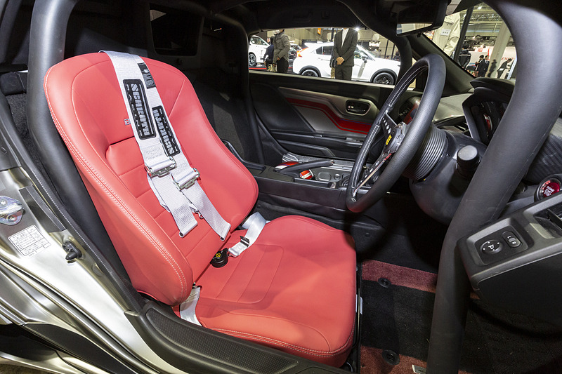 運転席のシートはブリッド製でシートベルトはシュロス。どちらも市販品を購入して取り付けている