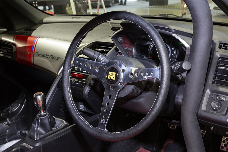 ステアリングはクラシックなイメージのMOMO製。あえて小径にしていないところもこだわりのポイント