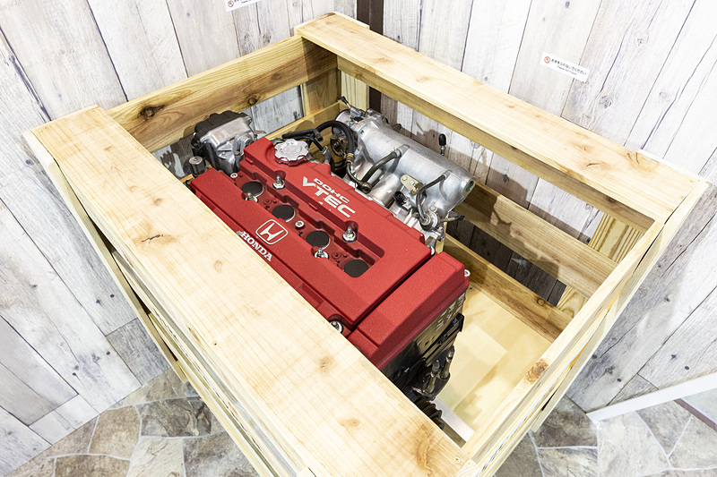 Modulo Neo Classic Racerの展示コーナーはガレージをイメージした作り。そこに何気なく置かれていたのがDC2型の「インテグラ タイプR」に積まれていた「B18C」型エンジン。これをModulo Neo Classic Racerに搭載するという話があるとかないとか……