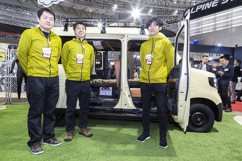 「TRIP VAN」製作チームのメンバー。センターが渡邊岳洋氏