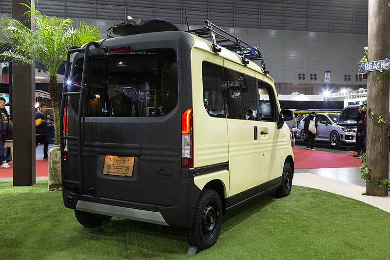 「若い人が日本中を旅することができるバン」をイメージして作られたTRIP VAN。黒い部分にはLINE Xを塗布している。アンダーガード風の部分はメタル製の別パーツ。バンパー下部はカーボン素材で作り直している