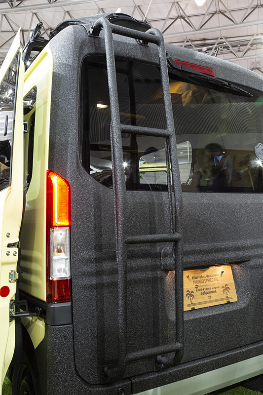 ラダーは“ラダー作りの名人”がいる工房で製作してもらったワンオフ品。装飾品ではなくガシガシ使える本物。リアゲートにもLINE Xを塗布することで実用に耐える作りにしている