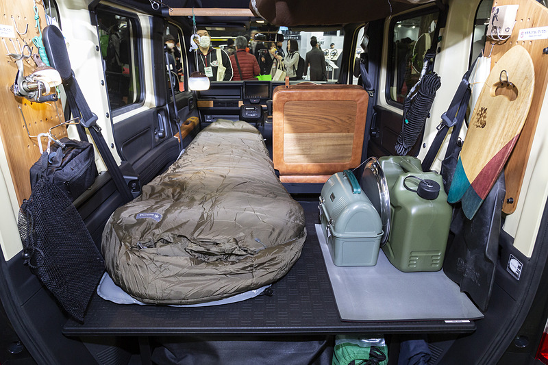 ホンダアクセス製のマルチボードを使った車中泊仕様。マルチボードは市販されているもの