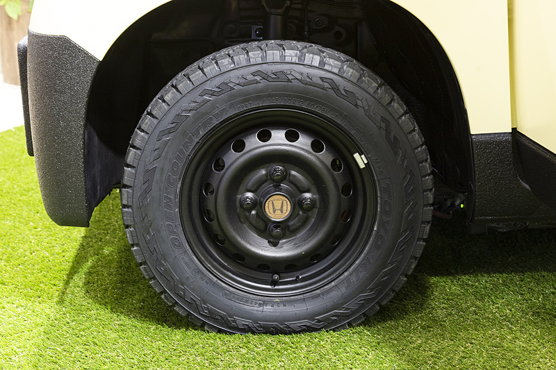 ホイールは純正スチールホイール。塗装はラフな感じを出すためハケ塗りっぽい仕上げとした。また、色を統一するためナットも黒に換え、ブレーキキャリパーも黒く塗装している