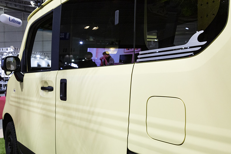 リア側のガラスに3枚重ねたサーフボードをデザインしたステッカーが貼られる。この板の重なり具合はボディサイドに入っている3本のリブに合わせたもの。こういった小技も仕込んでいた