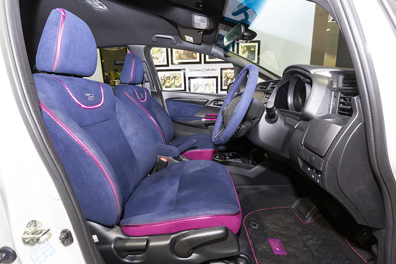 シート表皮は紺色のスエード人工皮革。ステアリングやシフトセレクターにも同じスエードが使われている。ホンダアクセスでは通常「ベースボールステッチ」という縫い目を使うが、このクルマでは洋服の裁縫に使われる「千鳥ステッチ」を使用して女性らしいソフトさを出している