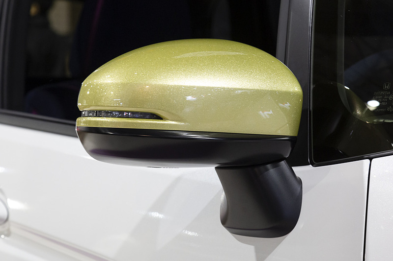 同じシャンパンゴールドはドアミラーカバーにも施されている。アクセサリー的なイメージだ