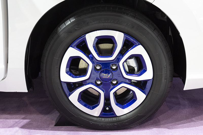 ホイールは純正用品。本来は黒く塗装される部分をルーフと同じキャンディブルーに塗っている。センターキャップはオリジナルのロゴが入ったもの