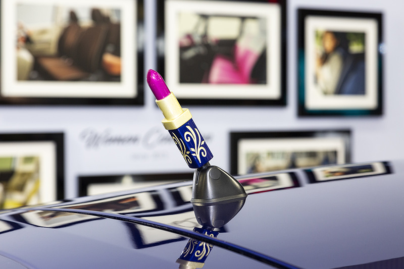 唯一のカスタムパーツがこのアンテナ。化粧品からヒントを得た色の使い方をしているとことから、イメージ的に口紅がモチーフになっている。この口紅のデザインも当然オリジナル。化粧プレートやセンターキャップのロゴにもこの口紅のイラストが使われている