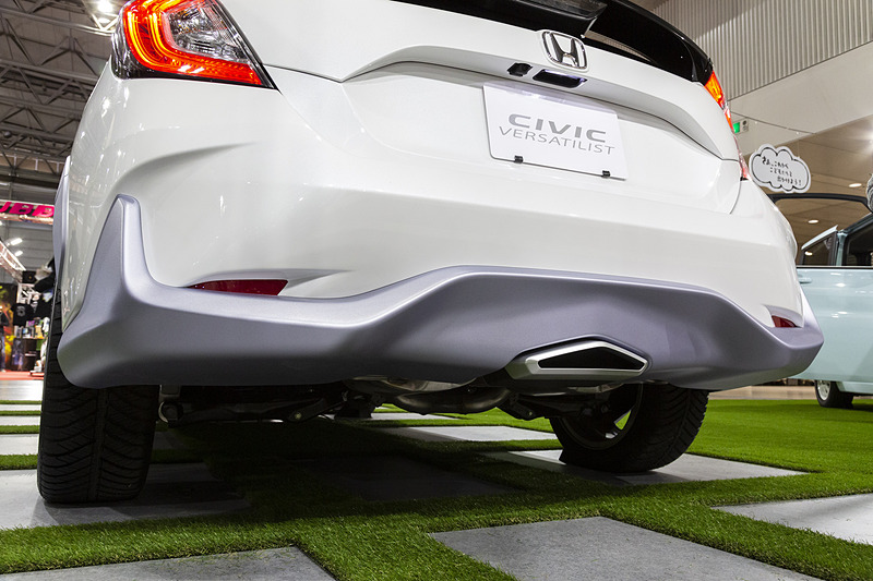 リアバンパーも新たにデザイン。ここもダクトを埋めてスッキリさせる手法で、マフラーエンドもオーバルから直線基調のデザインに変えて過剰なスポーツ度を減らしている