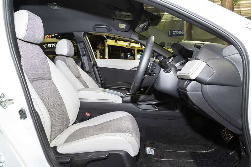 シビックのインテリアは全車ブラックだが、それを明るめの色に変更。乗り込んだときに気分が明るくなることに加え、上質さを高めることも狙っている