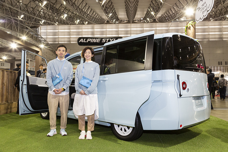 左が隈氏。このクルマは性別、世代を問わず好評だったが、とくにリアルに子育てをしている世代からの評価が高かったという