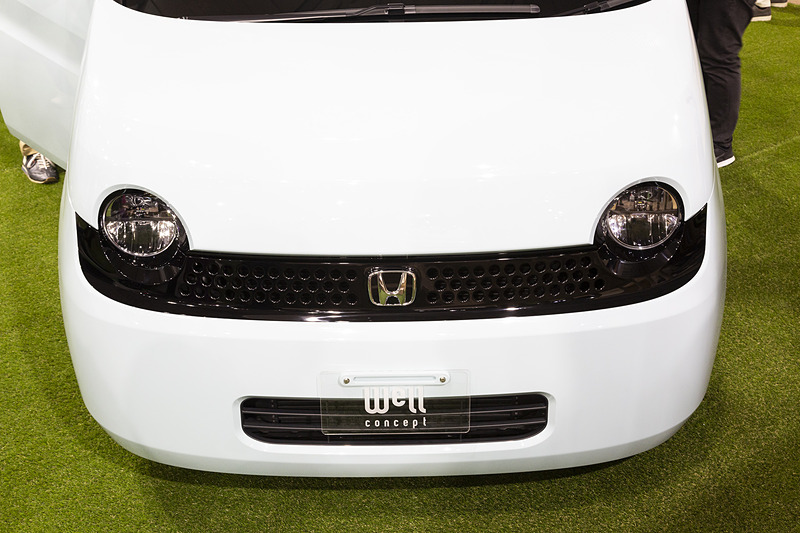 かわいくもあり、どこか懐かしい感じもするフロントまわり。“赤ちゃんの顔”がモチーフだが、男性が運転することも考えてかわいすぎない範囲に抑えている。バンパーの開口部も冷却などに支障がないぎりぎりまで小さくしている