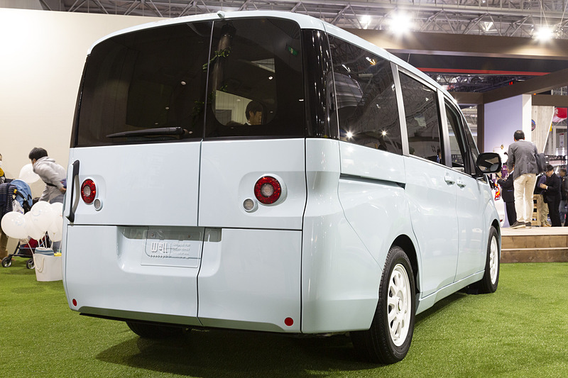 リアまわりも大きく変更。リアコンビネーションランプは丸型に変更し、左右非対称だったガラスまわりのデザインを左右対称にしている