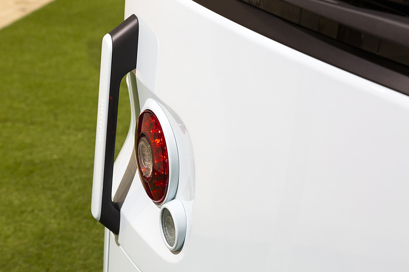 「わくわくゲート」のアウターハンドルは冷蔵庫のドアの取っ手のような形状にしている。デザイン面のポイントであると同時に使いやすさも向上させる結果になった