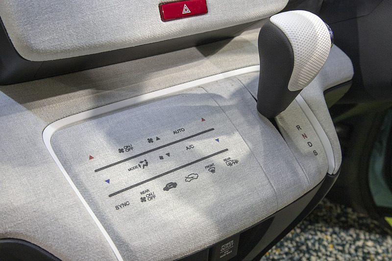 エアコン類の操作パネル上にスイッチを印刷したクロスを張る。このアイデアも来場者からとても好評だった