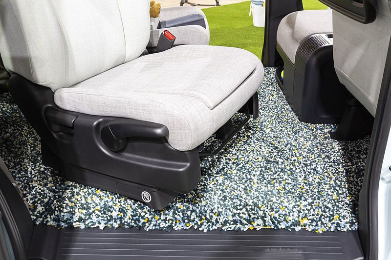 フロアマットは明るい色にした。また、この柄のほうが標準装着しているフロアマットよりも汚れが目立たないのだ