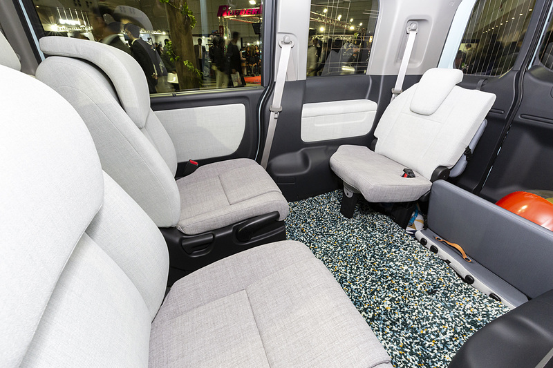 2列目シートは360度回転。3列目シートを使った対座モードにもなる。この機能を実現するため、Well Conceptの2列目シートは2座とも運転席用を流用している