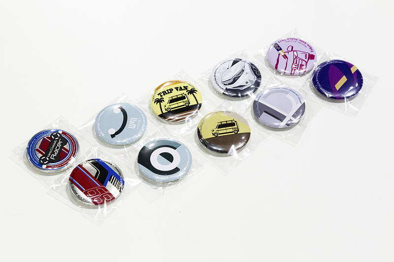 ホンダアクセスブースでは各展示車のイメージイラストを用いた缶バッヂを用意。アンケートに答えてくれた人にメダルを渡し、それでガチャガチャを回すとランダムで缶バッヂが1つ出てくるプレゼントを行なったが、これが非常に好評で、会期中の3日ともそれぞれ数百個用意した缶バッヂがお昼ごろにはなくなってしまったという