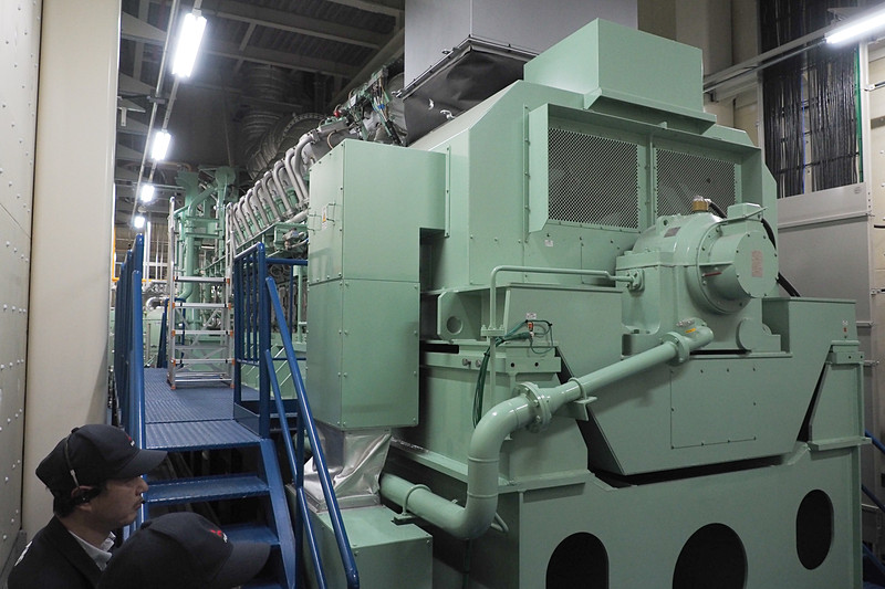 ガスコージェネレーションシステムの中心となるガスエンジンと発電機