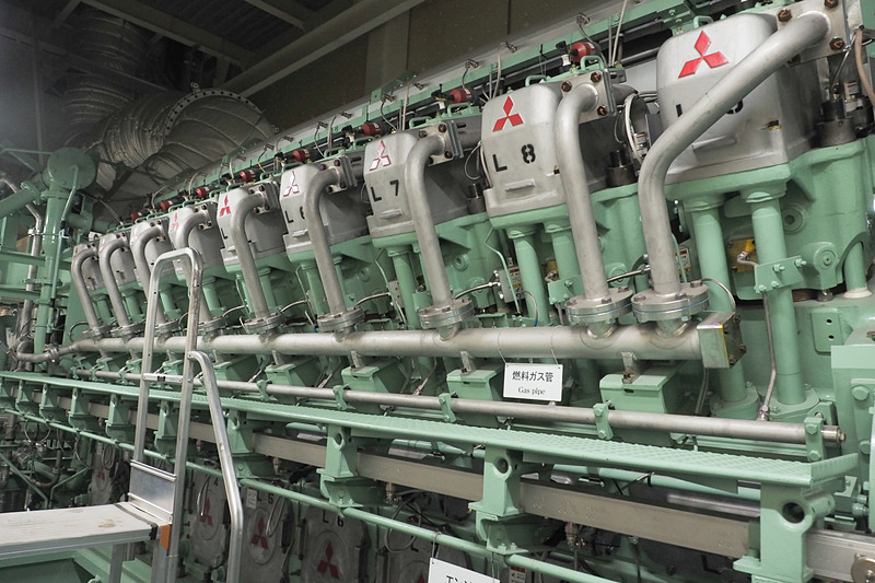 三菱重工製の18気筒 48万3000ccのガスエンジン。建物内に設置して騒音が外に漏れないよう配慮している