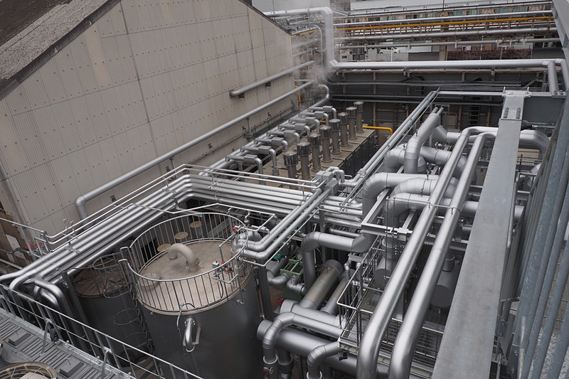 エネルギーセンターからの配管が各所に伸びている