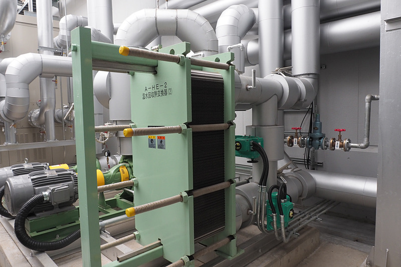 蒸気と温水の熱交換器