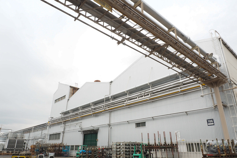 川崎工場内は各所に配管が設置されている。銀色の管に温水または冷水を循環させる