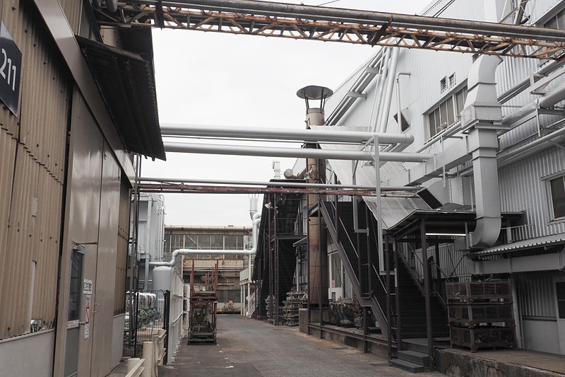 川崎工場内は各所に配管が設置されている。銀色の管に温水または冷水を循環させる