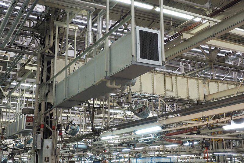 生産ラインの上に設置された空調の吹き出し口。生産ラインの作業員に温風または冷風を届ける