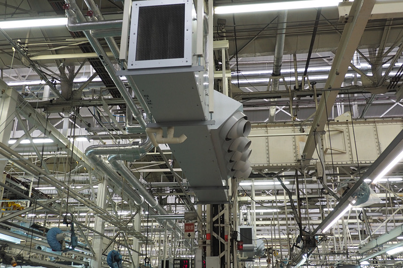 生産ラインの上に設置された空調の吹き出し口。生産ラインの作業員に温風または冷風を届ける