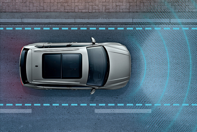 一部改良で「TSI Comfortline」「TDI 4MOTION Comfortline」に標準装備された「Safety パッケージ」は、渋滞時追従支援システムの「Traffic Assist」（左）やレーンキープアシストシステムの「Lane Assist」（中央）、「レーンチェンジアシストシステム「Side Assist Plus」（右）などをセットにしている