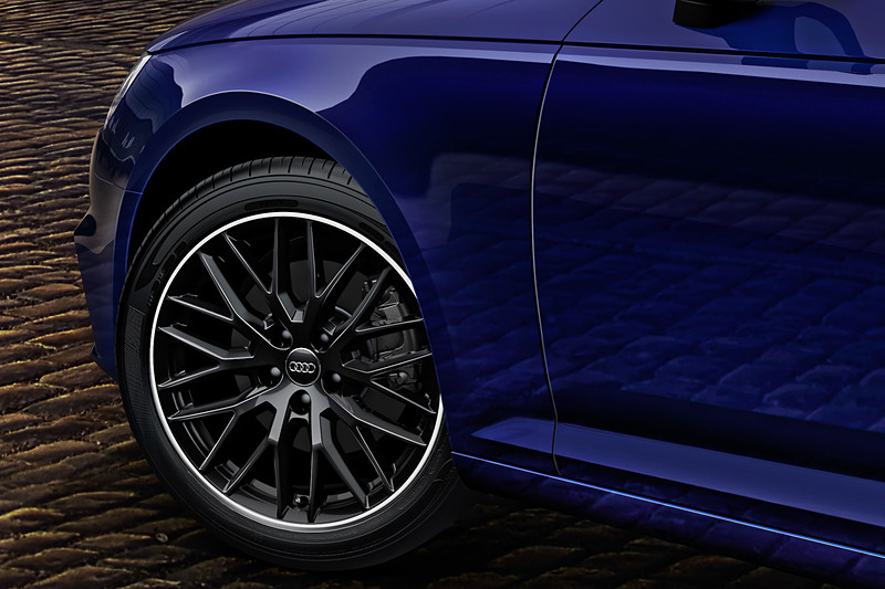 ブラックエレガンスではグロスブラック塗装の18インチアルミホイールや「マルチカラーアンビエントライティング」「AGAフロアマットスポーツ」などを装備