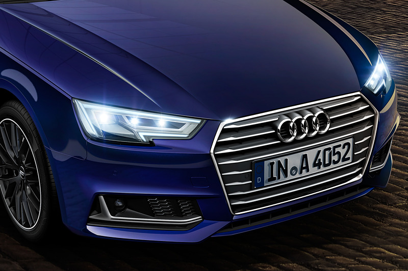 ブラックエレガンスではグロスブラック塗装の18インチアルミホイールや「マルチカラーアンビエントライティング」「AGAフロアマットスポーツ」などを装備