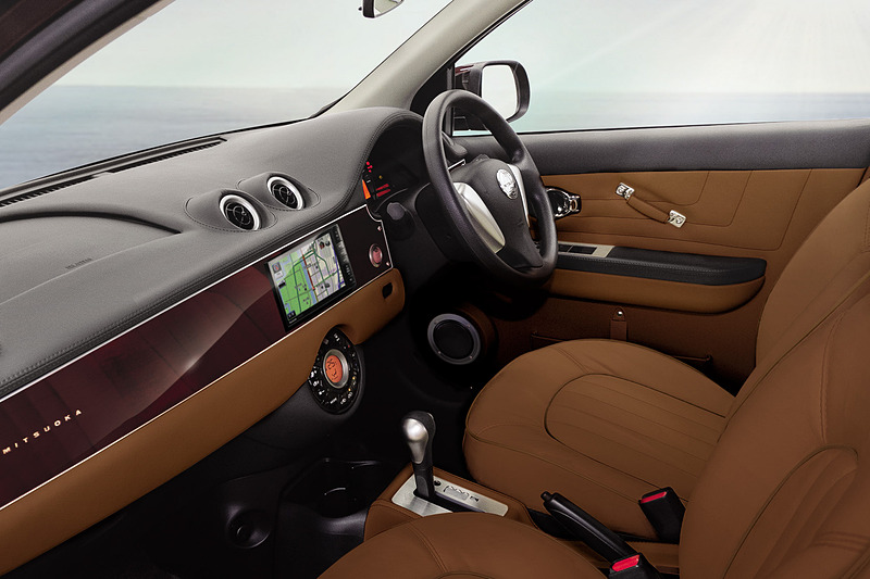 「本革シート」などの内装オプションに新色の「ココア」（左）を追加。オプション設定の「クラシックインパネ」も全7色展開となり、内装色の選択肢が大幅に増えている