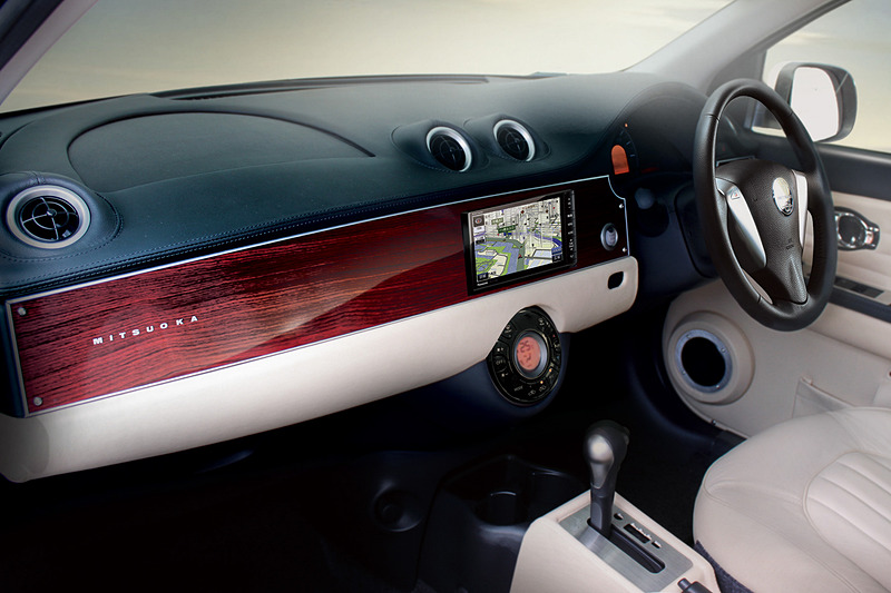 「本革シート」などの内装オプションに新色の「ココア」（左）を追加。オプション設定の「クラシックインパネ」も全7色展開となり、内装色の選択肢が大幅に増えている