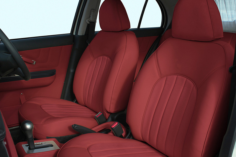 「本革シート」などの内装オプションに新色の「ココア」（左）を追加。オプション設定の「クラシックインパネ」も全7色展開となり、内装色の選択肢が大幅に増えている