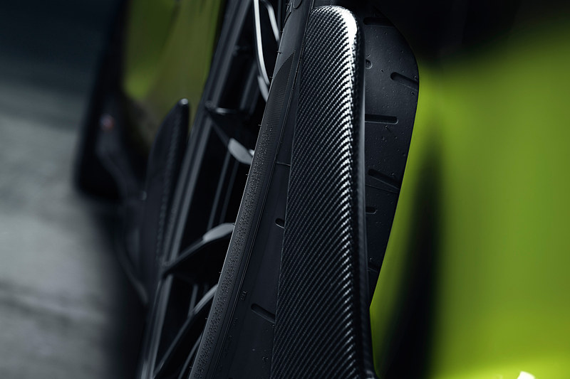 軽量ホイールやカーボンファイバー製パーツを多用して、乾燥重量は1297kg