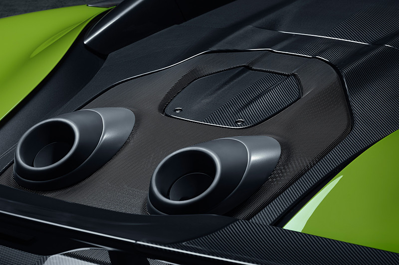 600LTの大きな特徴となっている「トップエグジット・エキゾースト」を引き続き採用。エンジン高負荷時にマフラーエンドから吹き上げる炎でダメージを受けないよう、固定式リアウィング中央部分には熱対策が施される