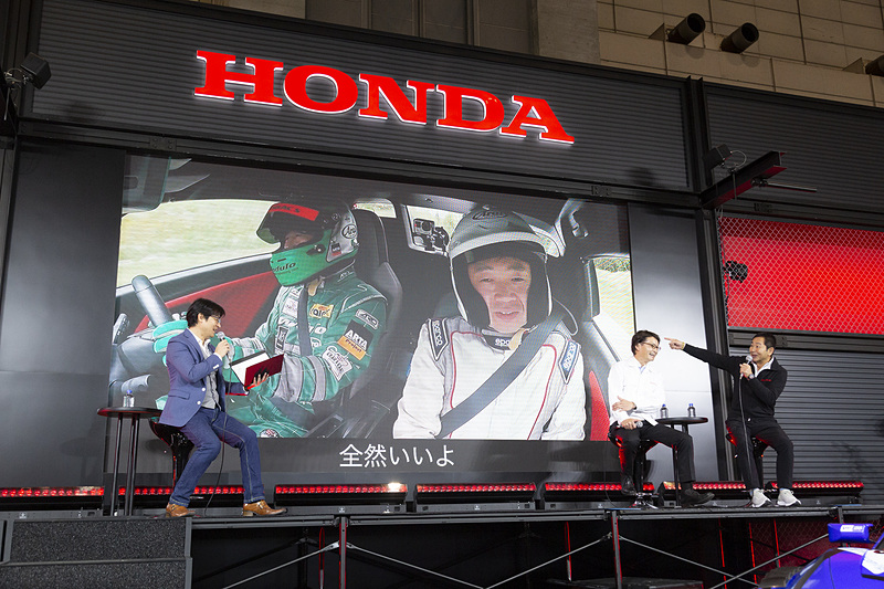 ステージの大型スクリーンには、北海道 旭川にあるホンダの聖地「鷹栖テストコース」でのテスト風景が映される。そこには“Modulo Xだからやる”というハードなテストの模様が映し出されていた